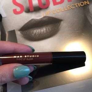 Max Studio lip gloss